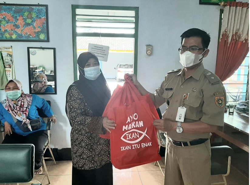 Sebanyak 50 Warga Kelurahan Kledung Kradenan Menerima Bantuan Produk Olahan Ikan