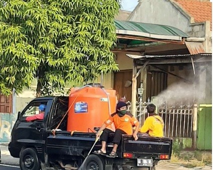 Penyemprotan Disinfektan di RW 5 Kelurahan Kledung Kradenan