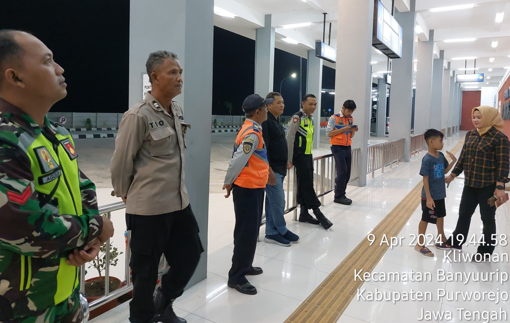 Camat Banyuurip @galuh_bakti melaksanakan monitoring Posko Lebaran 2024 di terminal tipe A yang berlokasi di Kelurahan Kledung Kradenan Kecamatan Banyuurip bersama Kasi Trantib Kecamatan Banyuurip Jok