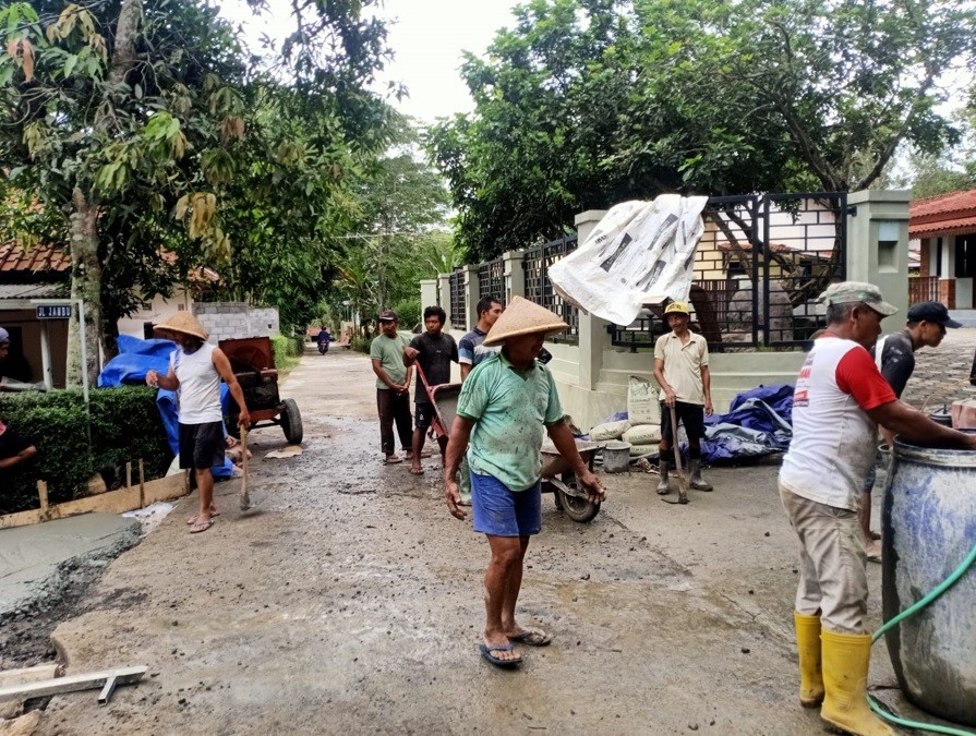 Warga Bergotong Royong Dalam Pembangunan Jalan Di Wilayahnya