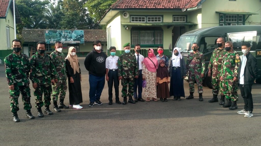 Anak Yatim Piatu Warga Kelurahan Borokulon Terima Bantuan Dari Kasad