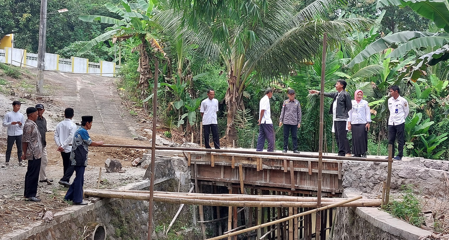 MONITORING PEMBANGUNAN JEMBATAN DESA BANYUURIP