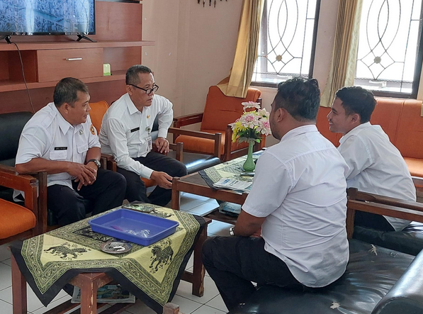 SEKCAM BANYUURIP DAN KASI TRANTIBUM MENERIMA ADUAN PEMERINTAH DESA KERTOSONO TENTANG POHON ROBOH MENIMPA MAKAM