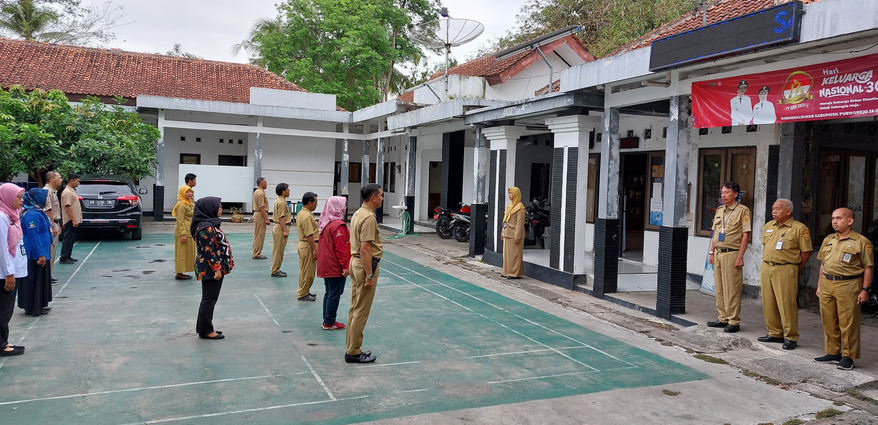 PELAKSANAAN APEL PAGI DIIKUTI SELURUH PEGAWAI KANTOR KECAMATAN BANYUURIP SENIN 20 NOVEMBER 2023