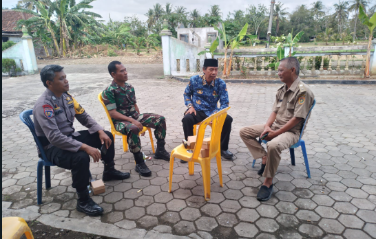 Jalin Komunikasi, Kasi Pemerintahan Desa Kecamatan Banyuurip laksanakan diskusi dengan Kepala Desa, Babhinkambtibmas dan Babhinsa Wangunrejo