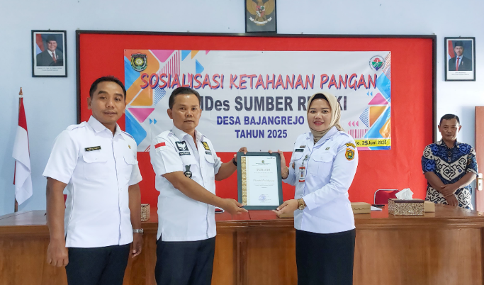 Camat Banyuurip Berikan Penghargaan kepada Desa Bajangrejo