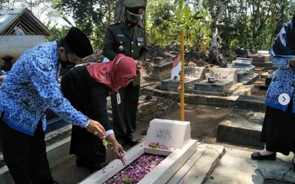 Camat bersama Forkopimca, tabur bunga di makam tokoh di Desa Banyuurip